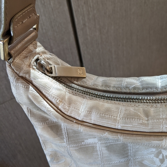 Chanel: CC Travel Line Nylon y2k Shoulder Bag - Picture 5 of 15